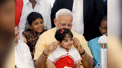 बच्चों के कान क्यों खींचते हैं पीएम?