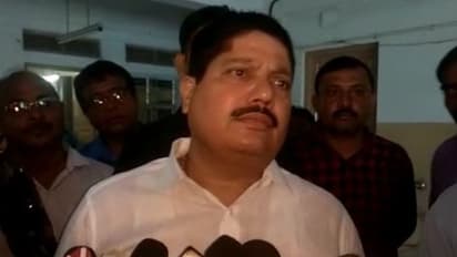 কুকুরের কীর্তিতে বিজেপি-তৃণমূল তরজা, অর্জুন সিং-এর ব্য়ানার ছিঁড়ল কে, দেখুন ভিডিও