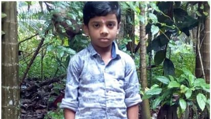 റോഡ് മുറിച്ചുകടക്കുന്ന വിദ്യാര്ത്ഥിയെ ഡ്രൈവര് കണ്ടില്ല; സ്കൂള് ബസിടിച്ച് ഏഴുവയസുകാരന് മരിച്ചു