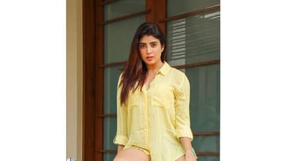 హాట్ ఫోజులతో సెగలు రేపుతున్న 'భైరవగీత' భామ!