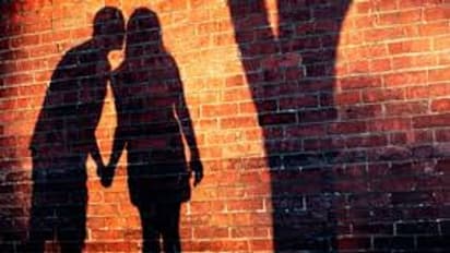 கையும் களவுமாக சிக்கிய மனைவி.. விஷம் குடித்து தற்கொலை.. பாழாய் போன கள்ளக்காதலால் நேர்ந்த விபரீதம்.