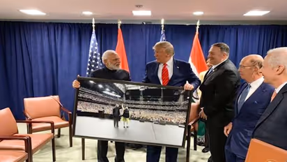 ಡೋನಾಲ್ಡ್  ಟ್ರಂಪ್‌ಗೆ ಹೌಡಿ ಮೋದಿ ಫೋಟೋ ಗಿಫ್ಟ್ ನೀಡಿದ ಪ್ರಧಾನಿ!