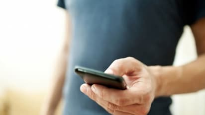 വീട്ടമ്മയുടെ നഗ്നദൃശ്യങ്ങള് വാട്സ്ആപ്പ് വഴി വിദേശത്തുള്ള ഭര്ത്താവിന് ; വീട്ടിലുള്ള കുറ്റവാളിയെ കണ്ട് ഞെട്ടി പൊലീസുകാര്