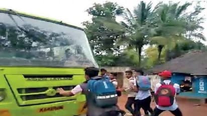 ವಿದ್ಯಾರ್ಥಿಗಳ ಮೇಲೆ ಬಸ್ ಹರಿಸಲು ಮುಂದಾದ KSRTC ಚಾಲಕ ಸಸ್ಪೆಂಡ್!