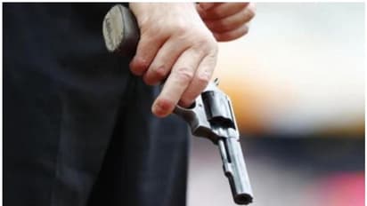 കാര്‍ വാങ്ങിയാല്‍ തോക്ക് ഫ്രീ, ഒപ്പം ബൈബിളും പതാകയും!