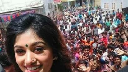 கட்சி எதுக்கு... எனக்கு தான் ஆர்மி இருக்கே... அதிரடி ட்வீட் போட்ட ஓவியா... குஷியான ஆர்மி...!