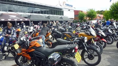 வித்தியாசமான முறையில் டூவீலர் வாங்கிய இளைஞர்