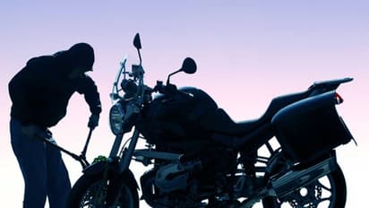 ಯಾದಗಿರಿ: ಪೊಲೀಸರ ವೇಷದಲ್ಲಿ ಬೈಕ್ ಕಳ್ಳತನ, ಬೆಚ್ಚಿಬಿದ್ದ ಸುರಪುರ ಜನತೆ..!