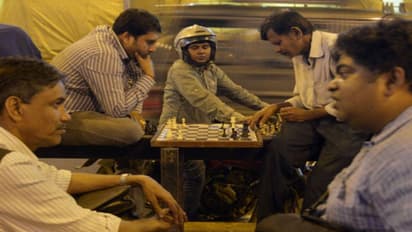 পুজো থেকে শত হস্ত দূরে,'গড়িয়াহাট চেস ক্লাব'