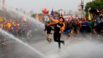 വിവാഹപൂർവരതി നിരോധിക്കാനുറച്ച് ഇന്തോനേഷ്യ, പ്രതിഷേധവുമായി തെരുവിലിറങ്ങിയത് പതിനായിരങ്ങൾ