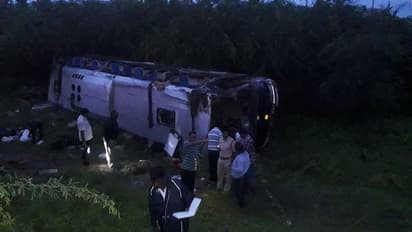 సూర్యాపేట జిల్లాలో దివాకర్ ట్రావెల్స్  బస్సు బోల్తా: 10 మందికి గాయాలు