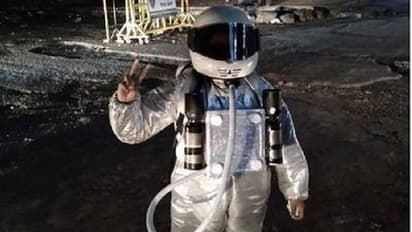 ಮಂಗಳೂರು: ಹೊಂಡ ತುಂಬಿದ ರಸ್ತೆಯಲ್ಲಿ ಮೂನ್ವಾಕ್..!