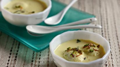 বিজয়া দশমীর শুভেচ্ছায় মিষ্টিমুখ, বাড়িতেই তারি করে ফেলুন রসমালাই