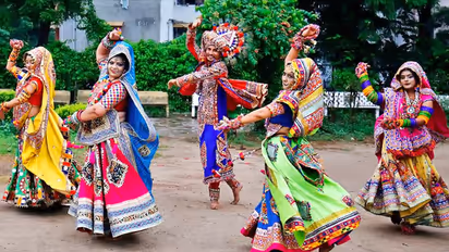 नवरात्रि: गरबा खेलते समय राशि अनुसार हो कपड़े और डांडिए तो पूरी हो सकती है हर मनोकामना