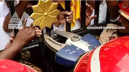 പിറവം പള്ളിയിലെ പൂട്ടുതകർക്കാൻ 'ഹൈഡ്രോളിക് കട്ടറു'മായി ഫയർ ഫോഴ്സ്