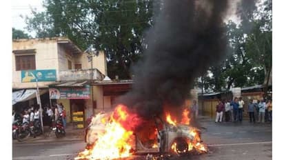 शादी को यादगार बनाने के लिए बीच सड़क फूंक दी अपनी कार, प्रेमी-प्रेमिका पहुंचे हवालात
