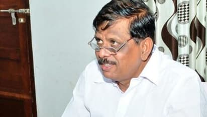 ഇടതു പക്ഷചായ്‌വ് ഉള്ള പുസ്തകങ്ങൾക്കായി ലൈബ്രറിയിലെത്തുന്ന നേതാവ്; മോഹന്‍കുമാറിനെ കുറിച്ച് സ്റ്റേറ്റ് ലൈബ്രേറിയന് പറയാനുള്ളത്