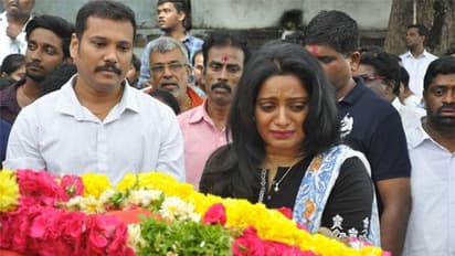 వేణుమాధవ్ భౌతిక కాయం వద్ద బోరున ఏడ్చేసిన ఉదయభాను!