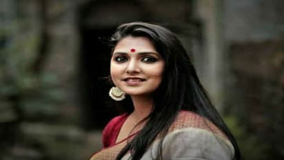 রাঁধেন চিংড়ি মাছের মালাইকারি , গিটার বাজিয়ে গান শোনান বর ,পুজোর আড্ডায় খোলামেলা সোমলতা