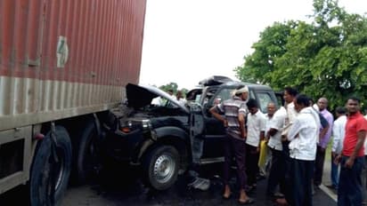 లారీని ఢీకొట్టిన కేంద్ర మాజీ మంత్రి కాన్వాయ్: ఇద్దరి మృతి