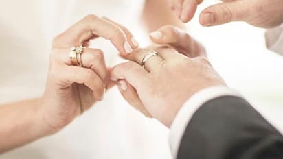 23 വയസ്സിന്‍റെ പ്രായകൂടുതലൊക്കെ എന്ത് ! തന്‍റെ വിവാഹത്തിന് ഡിജെ വായിച്ചയാളെ പ്രണയിച്ച് വിവാഹംകഴിച്ച് യുവതി