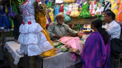 সেজে উঠেছে কলকাতার ফুটপাথ ব্যবসায়ীরা,পুজোর কেনাকাটি চলছে জোরকদমে