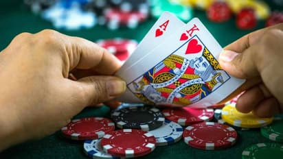 ഭാര്യയെ വച്ച് ചീട്ട് കളിക്കുന്ന ഭര്‍ത്താക്കന്മാര്‍; തോറ്റാല്‍ നടക്കുന്നത് സിനിമയെ വെല്ലുന്ന സംഭവങ്ങള്‍