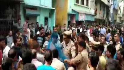 വാഹനങ്ങള് തല്ലിത്തകര്ത്തു; ഷര്ട്ടൂരി ചില്ലുകള്ക്ക് മുകളില് കിടന്നു; 'മരുന്ന'ടിച്ച് യുവാവ് ചെയ്തത്