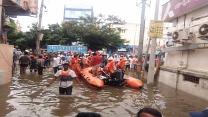 హైదరాబాద్ లో భారీ వర్షం...రంగంలోని ఎన్డీఆర్ఎఫ్ బృందాలు