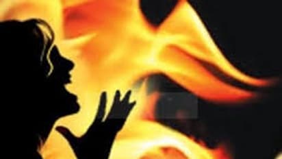 കാക്കനാട് പെൺകുട്ടിയെ  വീട്ടില്‍ കയറി തീവെച്ചുകൊന്നു; യുവാവും മരിച്ചു