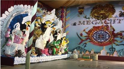 ধর্মের দেওয়াল ভেঙে পুজোর আনন্দে শরিক হন দিশারী মেগাসিটির আবাসিকরা