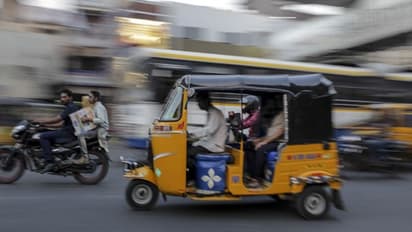 അട്ടപ്പാടിയിൽ ആദിവാസി യുവതി ഓട്ടോറിക്ഷയിൽ പ്രസവിച്ചു