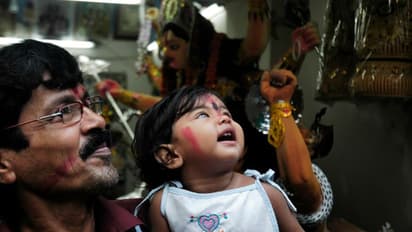 যদি পরিবারের খুদে সদস্যকে নিয়ে ঠাকুর দেখতে যান, তবে অবশ্যই সঙ্গে রাখুন এগুলি