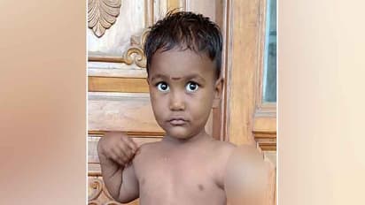 விசைத்தறி இயந்திரத்தில் சிக்கி துண்டான குழந்தையின் கை..! அறுவை சிகிச்சைக்கு பணமின்றி தந்தை தவிப்பு..!