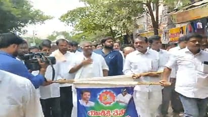 వరద బాధితుల కోసం వైసీపీ ఎమ్మెల్యే భిక్షాటన