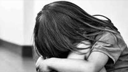 స్వీట్లు కొనుక్కోవడానికి దుకాణానికి వెళ్లిన చిన్నారిపై...