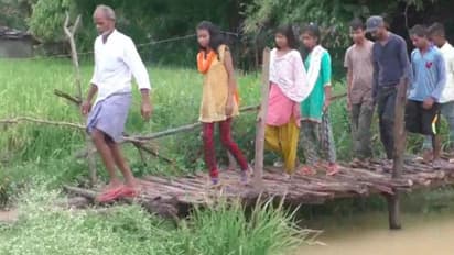 নেই কোনও স্থায়ী সেতু, আসে না অ্যাম্বুলেন্স, প্রতিবাদে পঞ্চায়েত নির্বাচন বয়কটের ডাক দিল গ্রামবাসীরা