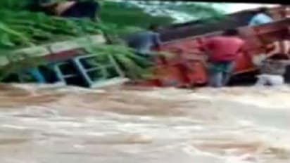 കുത്തിയൊഴുകുന്ന പുഴയില് കുട്ടികളുമായൊരു ലോറി, ചങ്ങലയായി നിന്ന് രക്ഷിച്ച് ജനം!