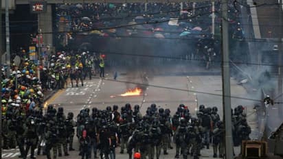 വീണ്ടും പ്രക്ഷോഭത്തിനൊരുങ്ങി ഹോങ്കോങ്; കണ്ണീർവാതകവും കുരുമുളക് സ്പ്രേയും പ്രയോഗിച്ച് പൊലീസ്