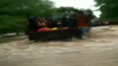 വെള്ളക്കെട്ട് മറികടക്കാന്‍ വിദ്യാര്‍ത്ഥികളെ ട്രെക്കില്‍ കയറ്റി, കുത്തൊഴുക്കില്‍ ട്രെക്ക് ഒഴുകിപ്പോയി