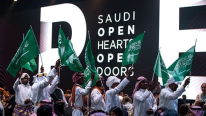 হৃদয় এবং দরজা খুলল সৌদি, তবে শর্তসাপেক্ষে, চুমু-মদ আর কী আছে নিষেধের তালিকায়