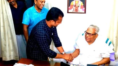 'സഖാവിന്റെ വാക്കുകള് ആവേശകരമായിരുന്നു'; വിഎസിനെ കണ്ട വി കെ പ്രശാന്ത് പറയുന്നു