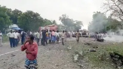 பட்டாசுகள் ஏற்றி சென்ற வாகனம் வெடித்து சிதறல்... தனியாக கிடந்த 2 பேர் தலைகள்..!