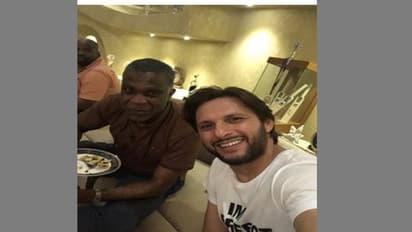 అఫ్రిది ఇంట్లో విందుకు హాజరైన హోల్డర్... పాక్ భద్రతపై కామెంట్స్