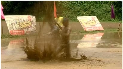 ഇടുക്കിയിലും മഡ് ഫുട്ബോൾ; പാടത്ത് ചെളി നിറച്ച് കളമൊരുക്കി