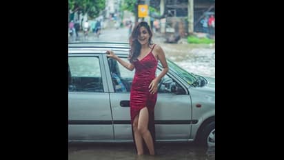 പ്രളയ ബാധിതരെ അപമാനിക്കുന്നതോ ഫോട്ടോഷൂട്ട്; വിവാദ ചിത്രങ്ങള്‍