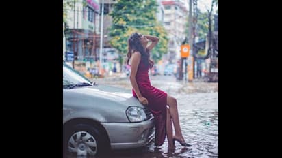 వరద నీటిలో బ్యూటీ హాట్ ఫోటో షూట్... తిట్టిపోస్తున్న నెటిజన్లు