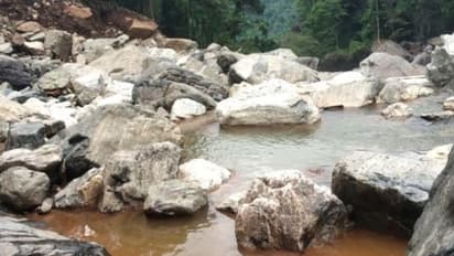 ദുരന്തബാധിതര്ക്ക് ധനസഹായം ലഭിച്ചില്ല; പുത്തുമലയില് മുളത്തൈകള് നടുന്നത് തടഞ്ഞ് നാട്ടുകാര്