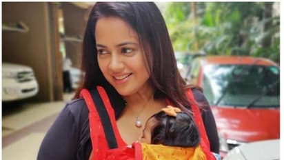 കര്ണ്ണാടകത്തിലെ ഏറ്റവും ഉയരമുള്ള കൊടുമുടിയിലേക്ക് കുഞ്ഞിനെയും കൊണ്ട് സമീറ റെഡ്ഡിയുടെ യാത്ര- വീഡിയോ