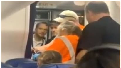 യാത്രക്കാരി ടോയ്ലറ്റിനുള്ളില് കുടുങ്ങി; വിമാനജീവനക്കാര് ചെയ്തത്